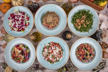 Taze sebze salataları düzdü. Sağlıklı salata kolajı. İçinde tavuk sezarı, ıspanak, bahçe, nicoise, yunan ve pancar ve ceviz var. Organik, doğal beslenme konsepti.