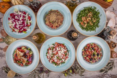 Taze sebze salataları düzdü. Sağlıklı salata kolajı. İçinde tavuk sezarı, ıspanak, bahçe, nicoise, yunan ve pancar ve ceviz var. Organik, doğal beslenme konsepti.