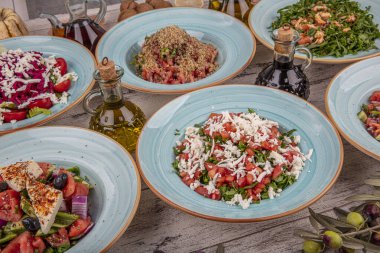 Taze sebze salataları düzdü. Sağlıklı salata kolajı. İçinde tavuk sezarı, ıspanak, bahçe, nicoise, yunan ve pancar ve ceviz var. Organik, doğal beslenme konsepti.