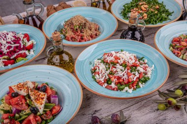 Taze sebze salataları düzdü. Sağlıklı salata kolajı. İçinde tavuk sezarı, ıspanak, bahçe, nicoise, yunan ve pancar ve ceviz var. Organik, doğal beslenme konsepti.