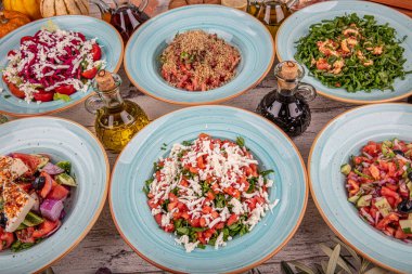 Taze sebze salataları düzdü. Sağlıklı salata kolajı. İçinde tavuk sezarı, ıspanak, bahçe, nicoise, yunan ve pancar ve ceviz var. Organik, doğal beslenme konsepti.