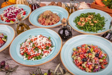 Taze sebze salataları düzdü. Sağlıklı salata kolajı. İçinde tavuk sezarı, ıspanak, bahçe, nicoise, yunan ve pancar ve ceviz var. Organik, doğal beslenme konsepti.