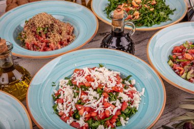 Taze sebze salataları düzdü. Sağlıklı salata kolajı. İçinde tavuk sezarı, ıspanak, bahçe, nicoise, yunan ve pancar ve ceviz var. Organik, doğal beslenme konsepti.