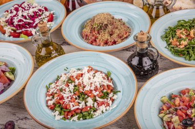 Taze sebze salataları düzdü. Sağlıklı salata kolajı. İçinde tavuk sezarı, ıspanak, bahçe, nicoise, yunan ve pancar ve ceviz var. Organik, doğal beslenme konsepti.