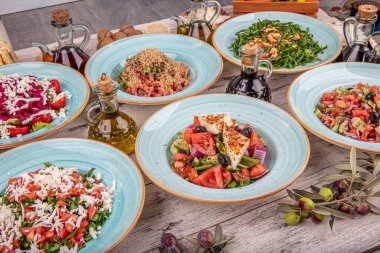 Taze sebze salataları düzdü. Sağlıklı salata kolajı. İçinde tavuk sezarı, ıspanak, bahçe, nicoise, yunan ve pancar ve ceviz var. Organik, doğal beslenme konsepti.