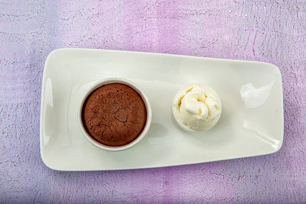 อคโกแลตแสนอร อยก บไอศกร อคโกแลตเหลวบนจานส ขาว — ภาพถ่ายสต็อก