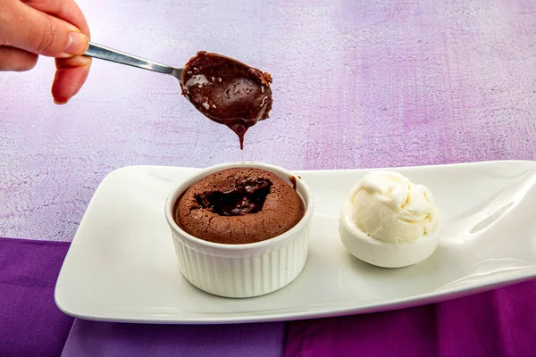 Delicioso Souffle Chocolate Com Sorvete Souffle Chocolate Líquido Placa Branca — Fotografia de Stock