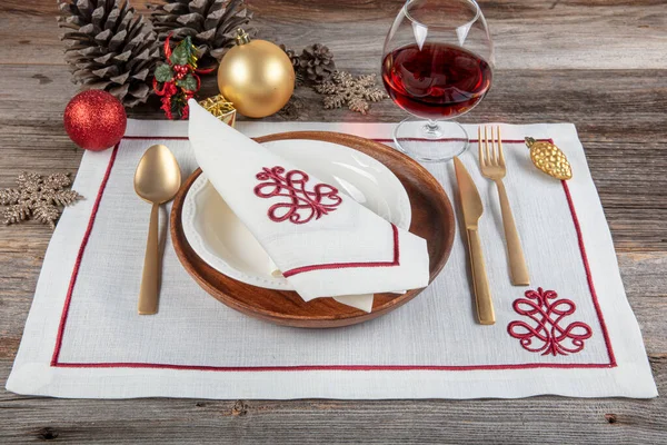 Mesa Bellamente Decorada Con Platos Blancos Vasos Cubiertos Antiguos Manteles — Foto de Stock