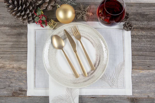 Mesa Bellamente Decorada Con Platos Blancos Vasos Cubiertos Antiguos Manteles — Foto de Stock