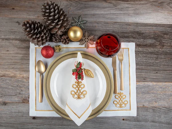 Mesa Bellamente Decorada Con Platos Blancos Vasos Cubiertos Antiguos Manteles — Foto de Stock