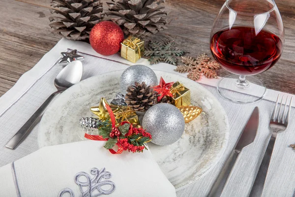 Mesa Bellamente Decorada Con Platos Blancos Vasos Cubiertos Antiguos Manteles — Foto de Stock