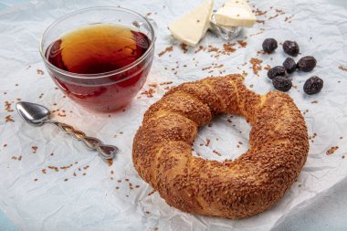 Türk simidi (Simit), çay, zeytin ve peynirli ekmek kağıdı.