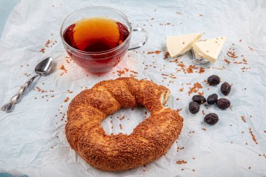 Türk simidi (Simit), çay, zeytin ve peynirli ekmek kağıdı.