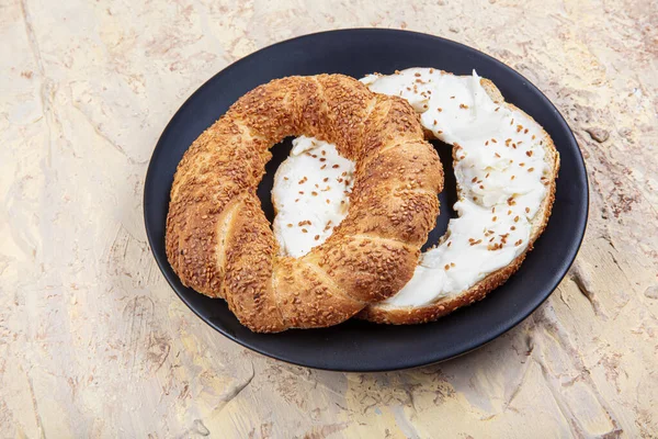 Panecillo Turco Simit Sésamo Con Queso Crema Untado Cerca Una — Foto de Stock