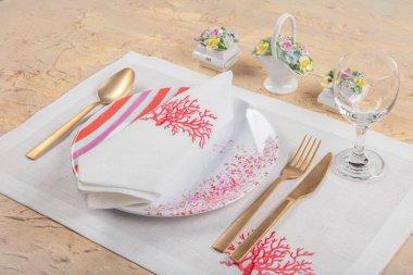 Ahşap masadaki kırsal masa seti: altın antika gümüş takımlar, keten peçete ve zeytinli brunch. Romantik ya da düğün konsepti