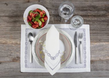 Tabak, çatal, bıçak ve kaşıkla Modern Festival masası. Seramik tabaklar, çatal bıçak takımı ve keten peçete. Tatil yemeği konsepti.