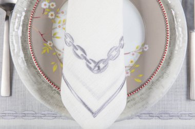 Tabak, çatal, bıçak ve kaşıkla Modern Festival masası. Seramik tabaklar, çatal bıçak takımı ve keten peçete. Tatil yemeği konsepti.