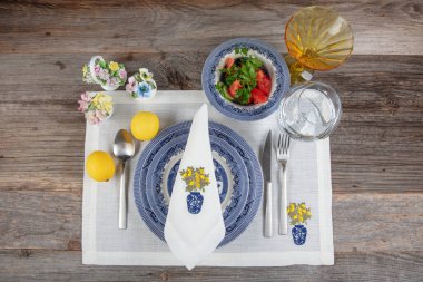 Tabak, çatal, bıçak ve kaşıkla Modern Festival masası. Seramik tabaklar, çatal bıçak takımı ve keten peçete. Tatil yemeği konsepti.