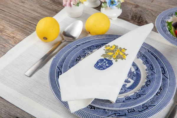 Flat Lay Modern Feestelijke Feesttafel Met Bord Vork Mes Lepel — Stockfoto