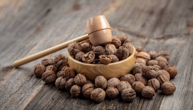 Ceviz ahşap kase ceviz taneleri karanlık vintage masada. Ceviz sağlıklı gıda