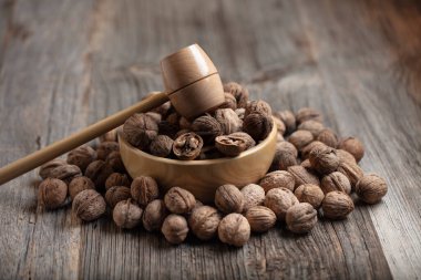 Ceviz ahşap kase ceviz taneleri karanlık vintage masada. Ceviz sağlıklı gıda