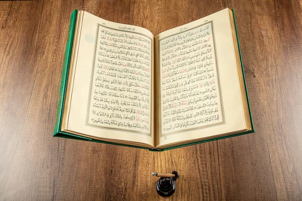 Istanbul Turkey April 2015 Quran Book Opened Rosary Quran Holy — Zdjęcie stockowe