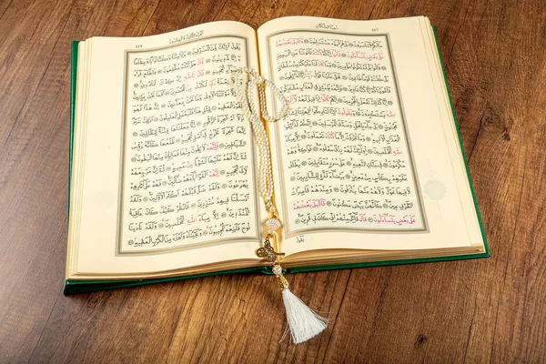 Istanbul Turkey April 2015 Quran Book Opened Rosary Quran Holy — Zdjęcie stockowe