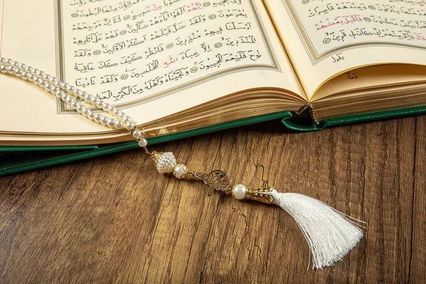 Istanbul Turkey April 2015 Quran Book Opened Rosary Quran Holy —  Fotos de Stock