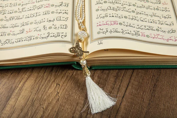 Istanbul Turkey April 2015 Quran Book Opened Rosary Quran Holy — Foto Stock