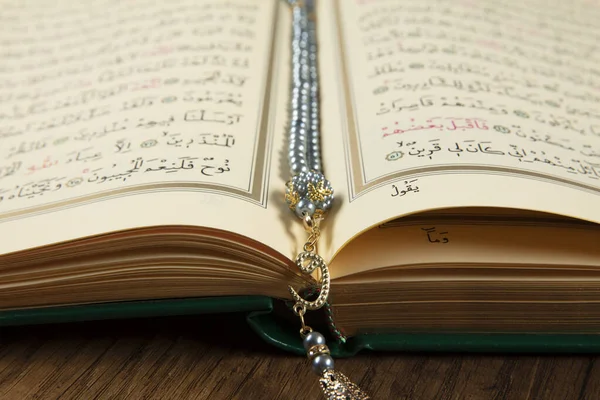 Istanbul Turkey April 2015 Quran Book Opened Rosary Quran Holy — Fotografia de Stock