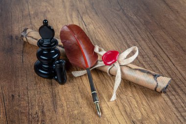 Eski bir mürekkep hokkası ve birkaç farklı şekilli papirüs ucu olan bir dolmakalemin fotoğrafı..