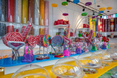 Şekerci. Fuar alanındaki eski moda bir stantta satılık şeker..