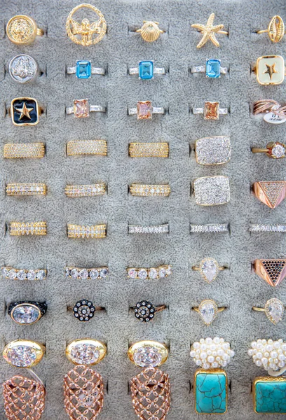 Κοσμήματα Διαμαντένια Δαχτυλίδια Και Περιδέραια Οθόνη Upscale Βιτρίνα Κατάστημα Λιανικής — Φωτογραφία Αρχείου
