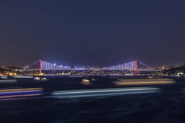 15 Temmuz Şehitler Köprüsü (15 Temmuz Sehitler Koprusu). İstanbul Boğazı Köprüsü, gece. İstanbul, Türkiye.