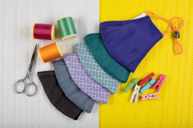 Pamuk kumaştan yapılmış el yapımı çiçek desenli kumaş maske. Bu hijyenik maske, ağzını kapamak ve güzel bir dikiş modayla korunmak için..