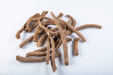 Aquilaria agallocha (Aloexylum agallochum, Agallochum officinale, Agallochi verum). Türkçe adı; (Yaşlı ağaç, Udi Hintçe.) İlaç yapımında kullanılan tıbbi bir bitki..