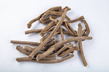 Aquilaria agallocha (Aloexylum agallochum, Agallochum officinale, Agallochi verum). Türkçe adı; (Yaşlı ağaç, Udi Hintçe.) İlaç yapımında kullanılan tıbbi bir bitki..