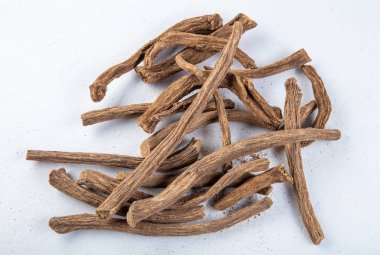 Aquilaria agallocha (Aloexylum agallochum, Agallochum officinale, Agallochi verum). Türkçe adı; (Yaşlı ağaç, Udi Hintçe.) İlaç yapımında kullanılan tıbbi bir bitki..