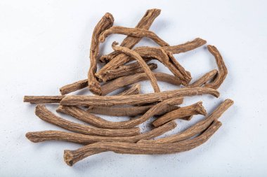 Aquilaria agallocha (Aloexylum agallochum, Agallochum officinale, Agallochi verum). Türkçe adı; (Yaşlı ağaç, Udi Hintçe.) İlaç yapımında kullanılan tıbbi bir bitki..