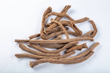 Aquilaria agallocha (Aloexylum agallochum, Agallochum officinale, Agallochi verum). Türkçe adı; (Yaşlı ağaç, Udi Hintçe.) İlaç yapımında kullanılan tıbbi bir bitki..