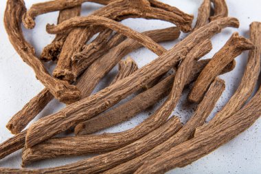 Aquilaria agallocha (Aloexylum agallochum, Agallochum officinale, Agallochi verum). Türkçe adı; (Yaşlı ağaç, Udi Hintçe.) İlaç yapımında kullanılan tıbbi bir bitki..