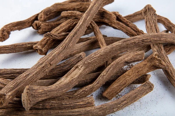 Aquilaria agallocha (Aloexylum agallochum, Agallochum officinale, Agallochi verum). Türkçe adı; (Yaşlı ağaç, Udi Hintçe.) İlaç yapımında kullanılan tıbbi bir bitki..