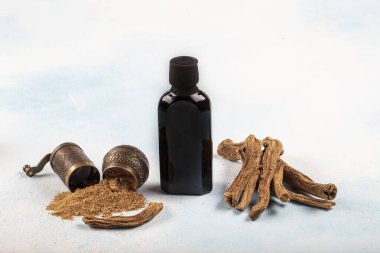 Aquilaria agallocha (Aloexylum agallochum, Agallochum officinale, Agallochi verum). Türkçe adı; (Yaşlı ağaç, Udi Hintçe.) İlaç yapımında kullanılan tıbbi bir bitki..