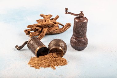 Aquilaria agallocha (Aloexylum agallochum, Agallochum officinale, Agallochi verum). Türkçe adı; (Yaşlı ağaç, Udi Hintçe.) İlaç yapımında kullanılan tıbbi bir bitki..