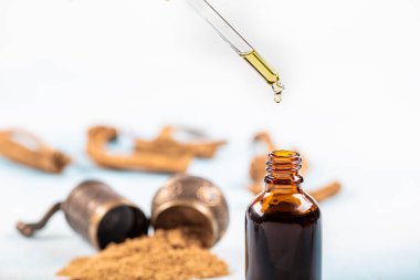 Şişedeki bir damlacıktan akan Udi hindi yağı. Aquilaria agallocha, Agallochi verum.Türkçe isim; (Yaşlı ağaç, Udi Hintçe) İlaç yapımında kullanılan tıbbi bir bitki..