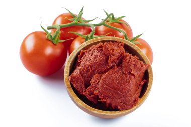 Domates ezmeli domatesler, beyaz arka planda..