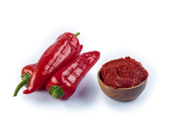 トルコ風唐辛子ペースト ビーバーサルカシ 白地に赤醤油と唐辛子を分離した木の器 — ストック写真
