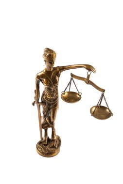 Adalet Heykeli - Bayan Adalet veya Iustitia beyaz arka planda izole edilmiş.