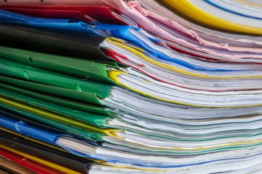 İş ofisindeki bir iş masasının üzerine yığılmış bir yığın belge. Belge dosyalarını ofis, iş, finans veya eğitim konseptine yığın veya kabine.