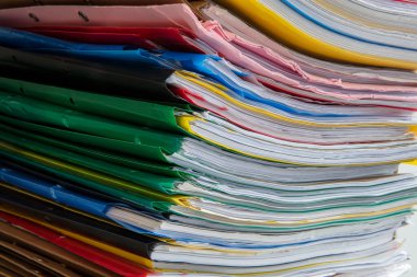 İş ofisindeki bir iş masasının üzerine yığılmış bir yığın belge. Belge dosyalarını ofis, iş, finans veya eğitim konseptine yığın veya kabine.